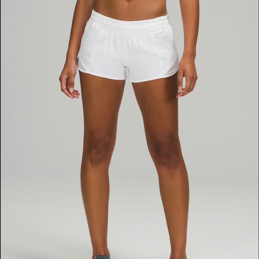 Lulu lemon Hotty Hot low rise short 2.5 white